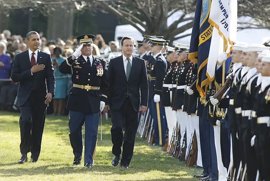 Дейвид Камерън бе посрещнат с военни почести в Белия дом