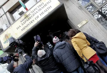 Дясната ръка на Нешева поема касата