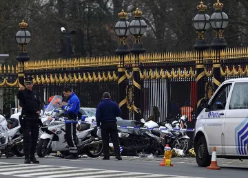 Камикадзе се вряза в полицейски кортеж