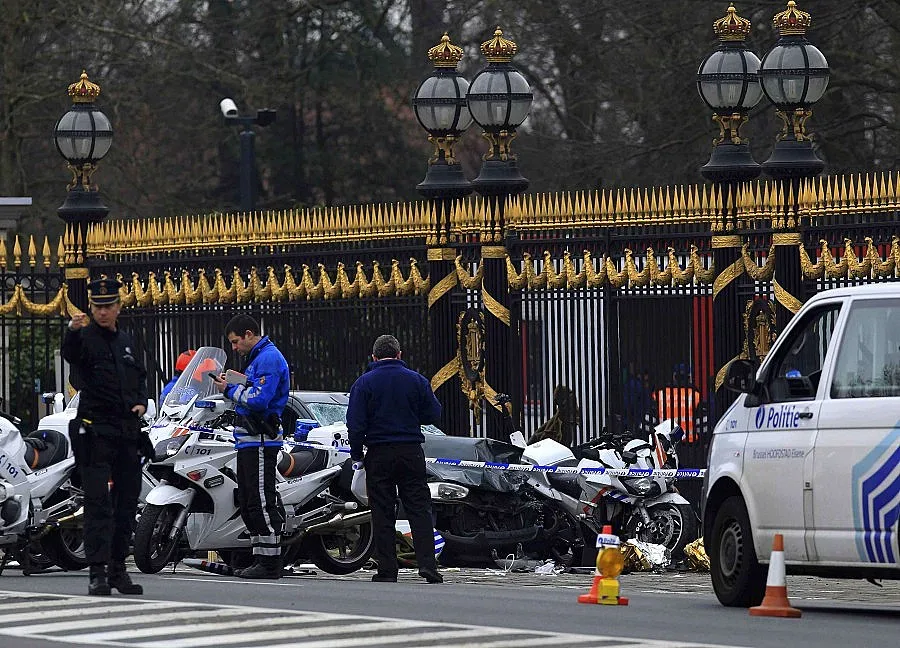 Камикадзе се вряза в полицейски кортеж