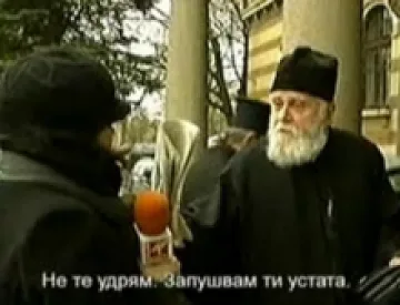 Божи човек вдигна ръка на репортерка