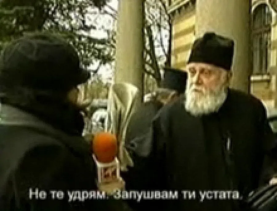 Божи човек вдигна ръка на репортерка