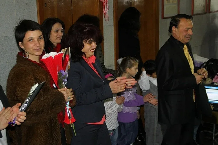 Даскали карат ученици да се кълчат на кючек на Азис (ВИДЕО) 