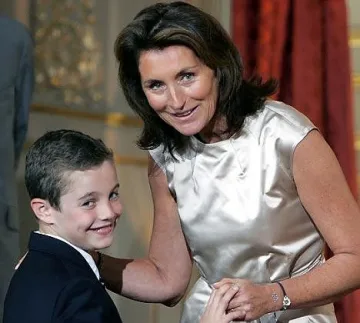 Най-малкият Саркози хвърля домати по полицайка