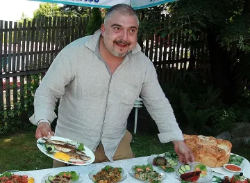 Ути бърка манджи за Вини Джоунс
