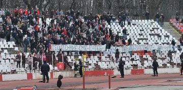 Агитката на ЦСКА протестира, шефът на "Титан" гледа от ресторанта