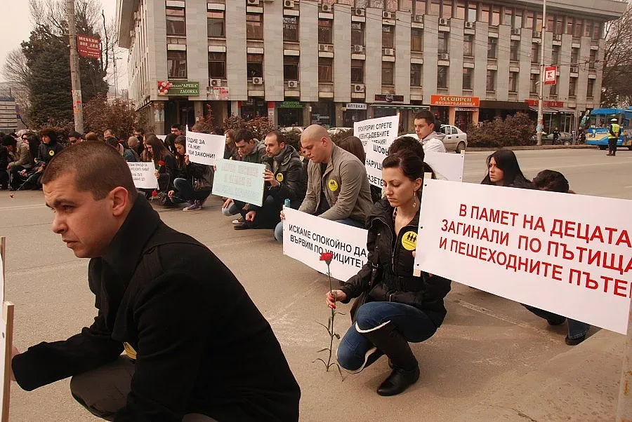 Карамфили на асфалта за жертвите на катастрофи