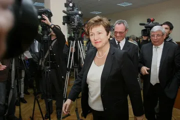 Кристалина: Хората с пари са седнали върху тях