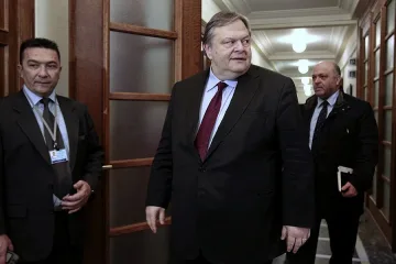 Отпускат още 28 млрд. евро на Гърция