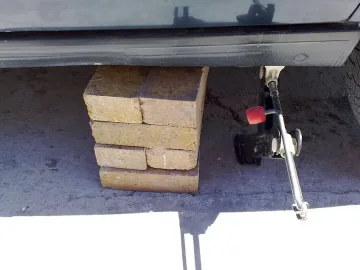 Крадци оставиха на трупчета кола на театъра