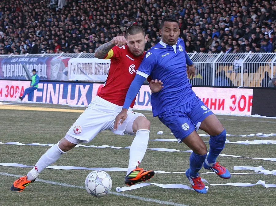 Агитката продължава войната с "Титан"