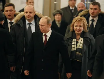 Путин пусна бюлетина с жена си