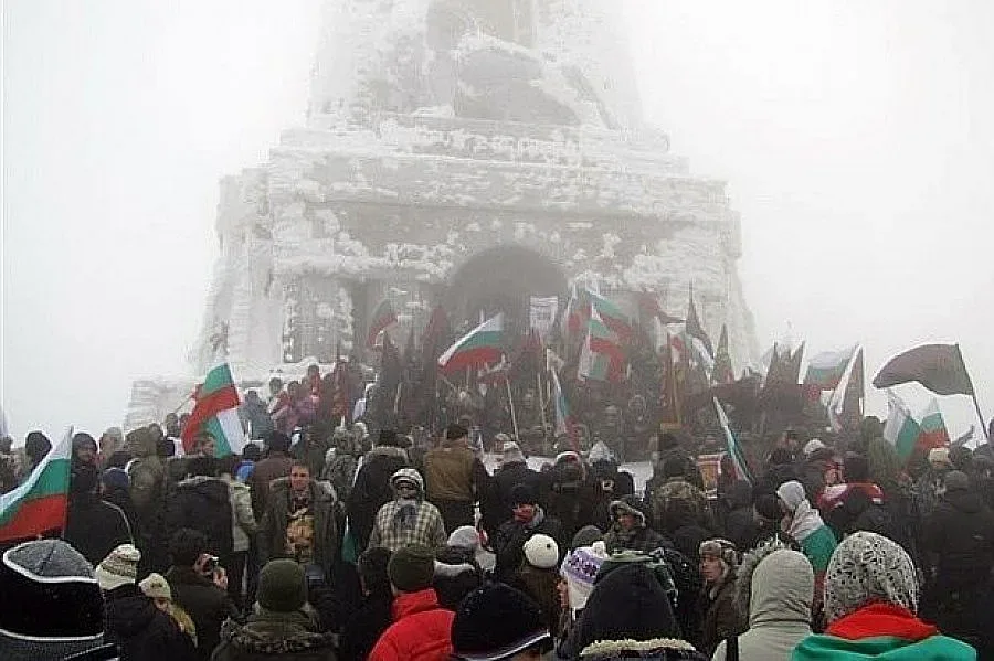 Извиха три ката хоро на връх Шипка
