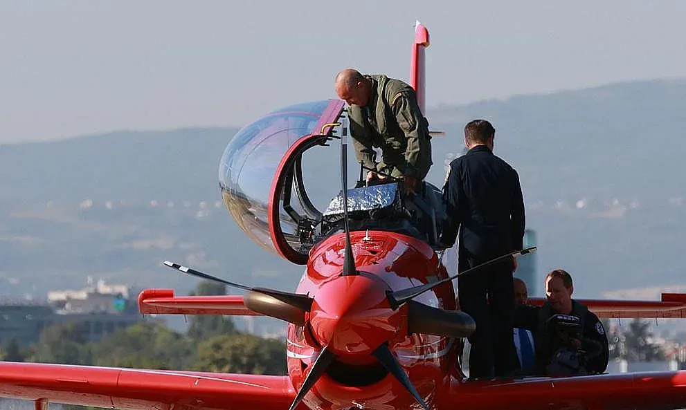 Вижте как Радев сваля самолета ВИДЕО