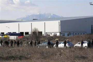 Побеснелият безработен грък освободи заложниците и се предаде