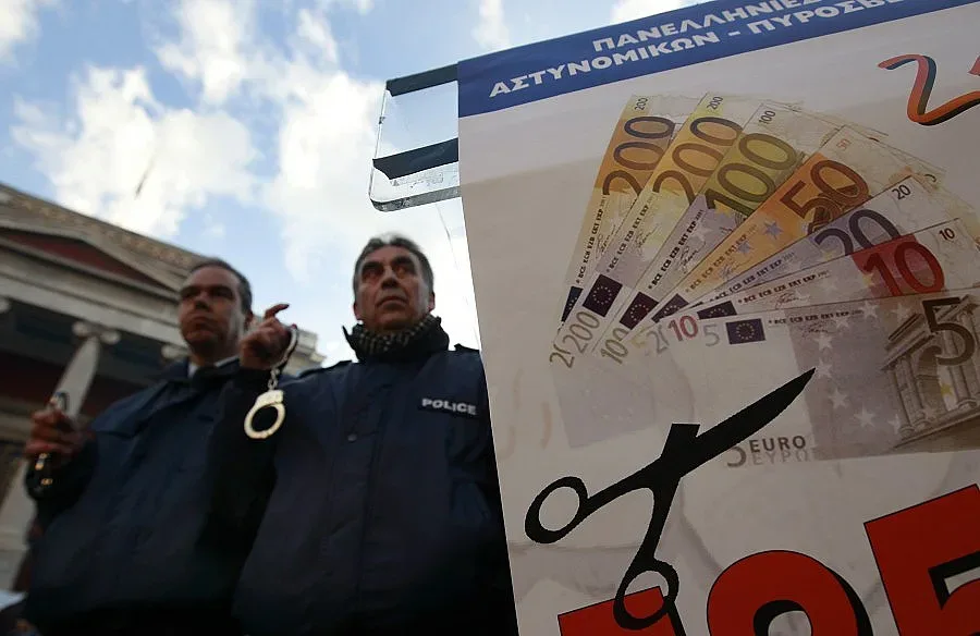 Отрязаха с 22% минималната заплата в Гърция 