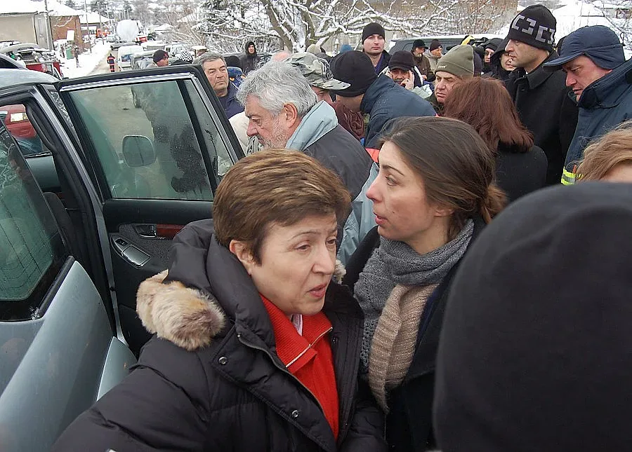 Кристалина и Цветанов кумуват на пожарникар