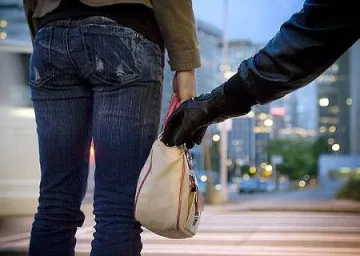 Закопчаха сериен грабител на дамски чанти