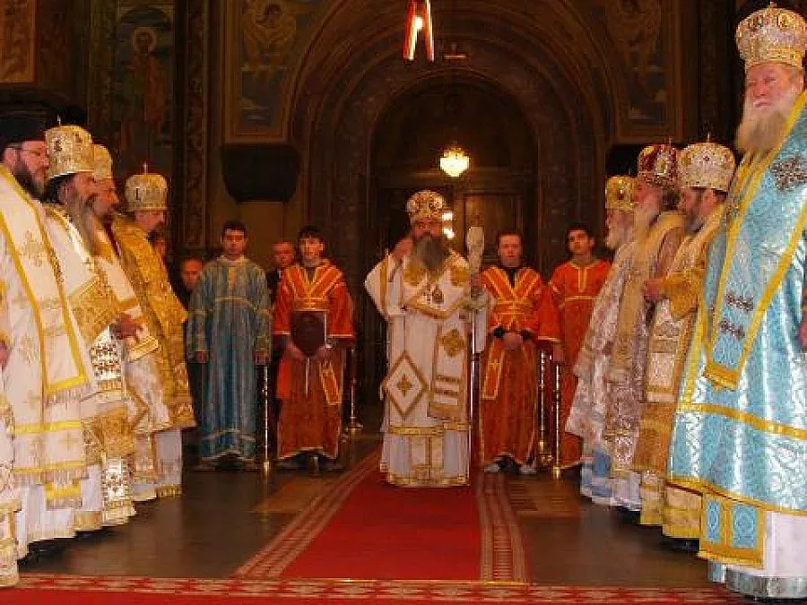 Агентите в расо сринаха доверието към църквата