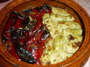 Пълнени чушки и зелеви сармички в гювеч