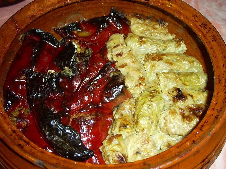 Пълнени чушки и зелеви сармички в гювеч