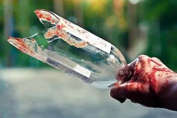 Кръчмар нацели инспектор с бутилка   