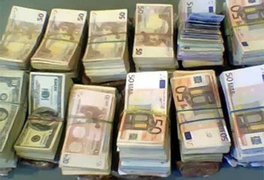 Двама пробват да източат над 400 бона от банка