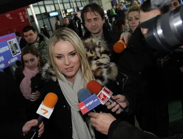 Глезят Линдзи Вон и Мария Рийш със заек "Ну, погоди!"