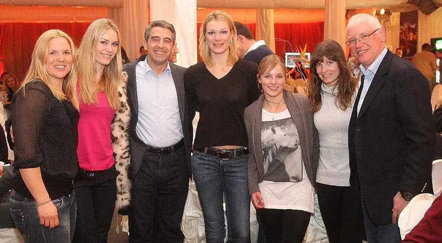 Лафчис се уреди с гащеризон на Линдзи и яке на Рийш