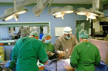 Лекари присадиха крака и ръце на мъж