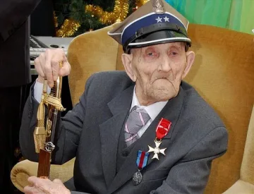 Повишиха 112-годишен ветеран от световните войни
