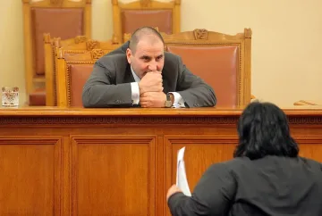 В МВР се наградили два пъти по-малко от Корнелия Нинова