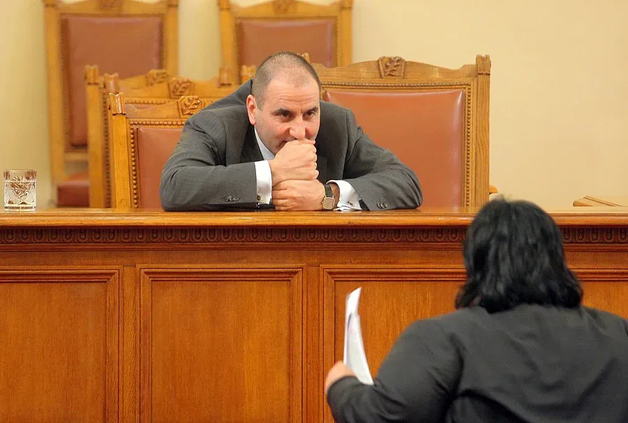 В МВР се наградили два пъти по-малко от Корнелия Нинова