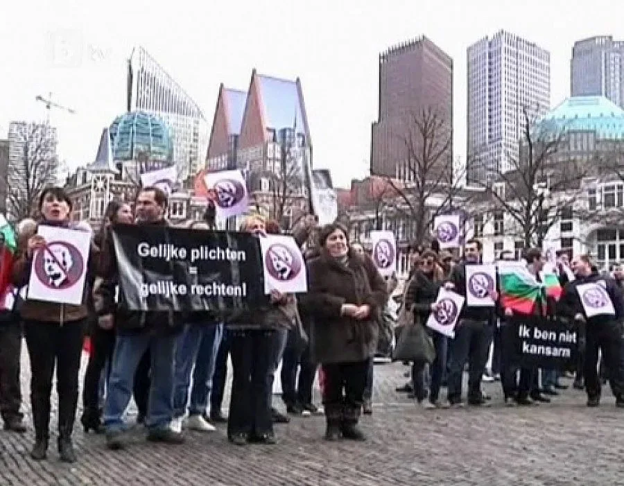 Българи протестираха в Хага срещу скандален сайт
