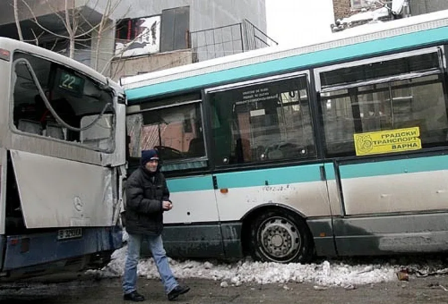 Автобусите поскъпват, пътници няма