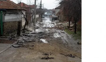 Свлачище отцепи Смолян, блокира 120 коли