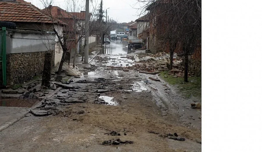 Свлачище отцепи Смолян, блокира 120 коли