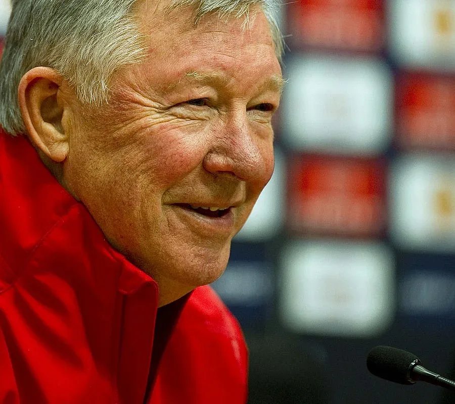 Жената на сър Алекс му предлага да дои крави