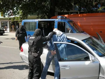 Решетки за шестима гълтачи на дрога