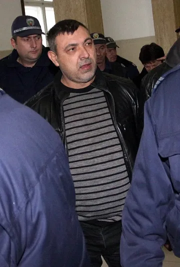 Сако пере парите от кока в язовир