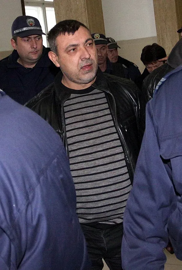 Сако пере парите от кока в язовир