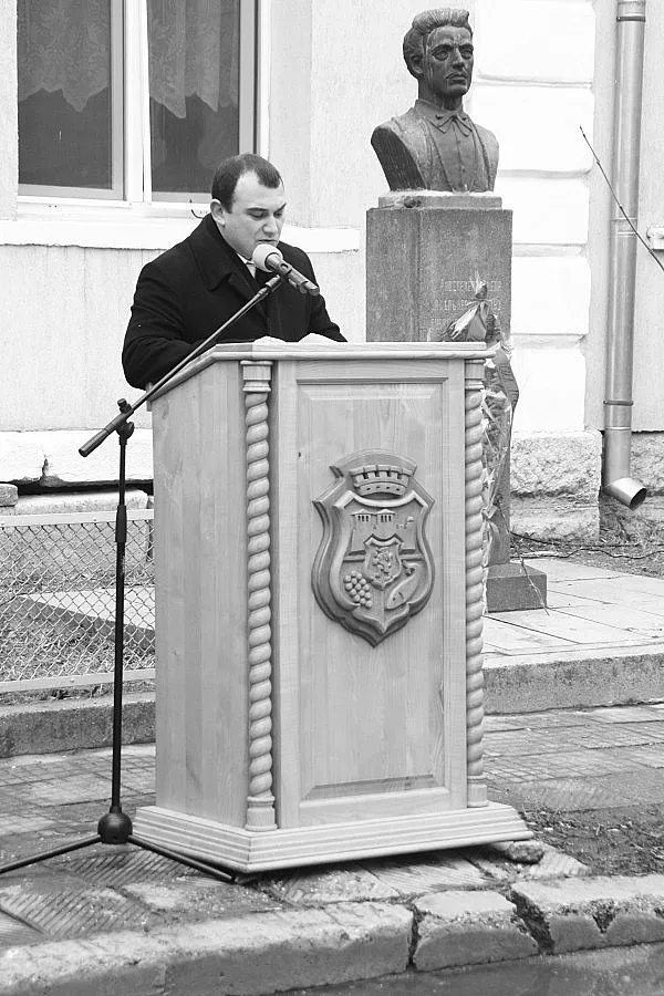 Левски събра кмет и областен