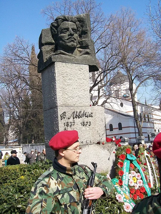 Старозагорци на опашка пред паметника на Апостола