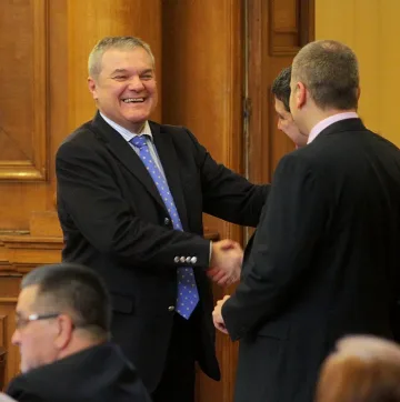 БСП цикли от скандал в провал, от провал в скандал