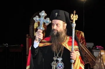 Скандал: Дядо Николай влиза в баташката костница за литургия