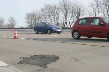 Дупка на магистралата излезе 600 лв. на АПИ