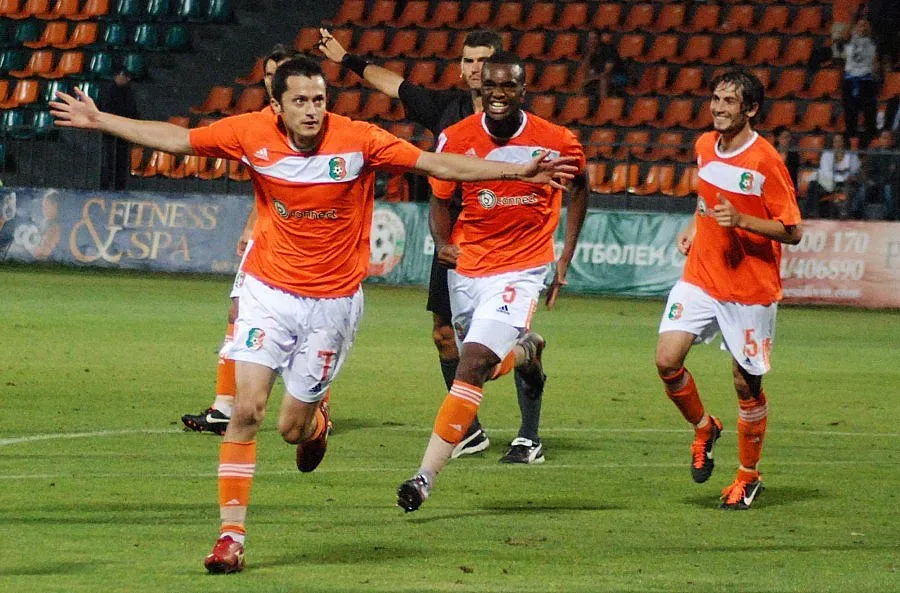 Пената поиска Джуджето от "Литекс"