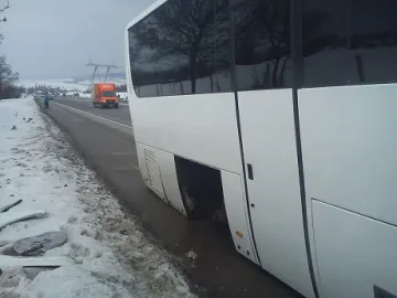 Автобус се разпадна в движение на "Тракия"