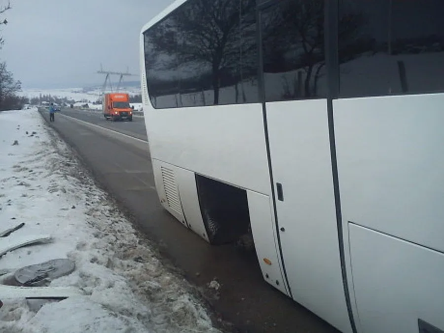 Автобус се разпадна в движение на "Тракия"