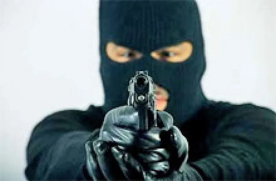 Маскиран задигна 800 лв. с 8 изстрела в супермаркет